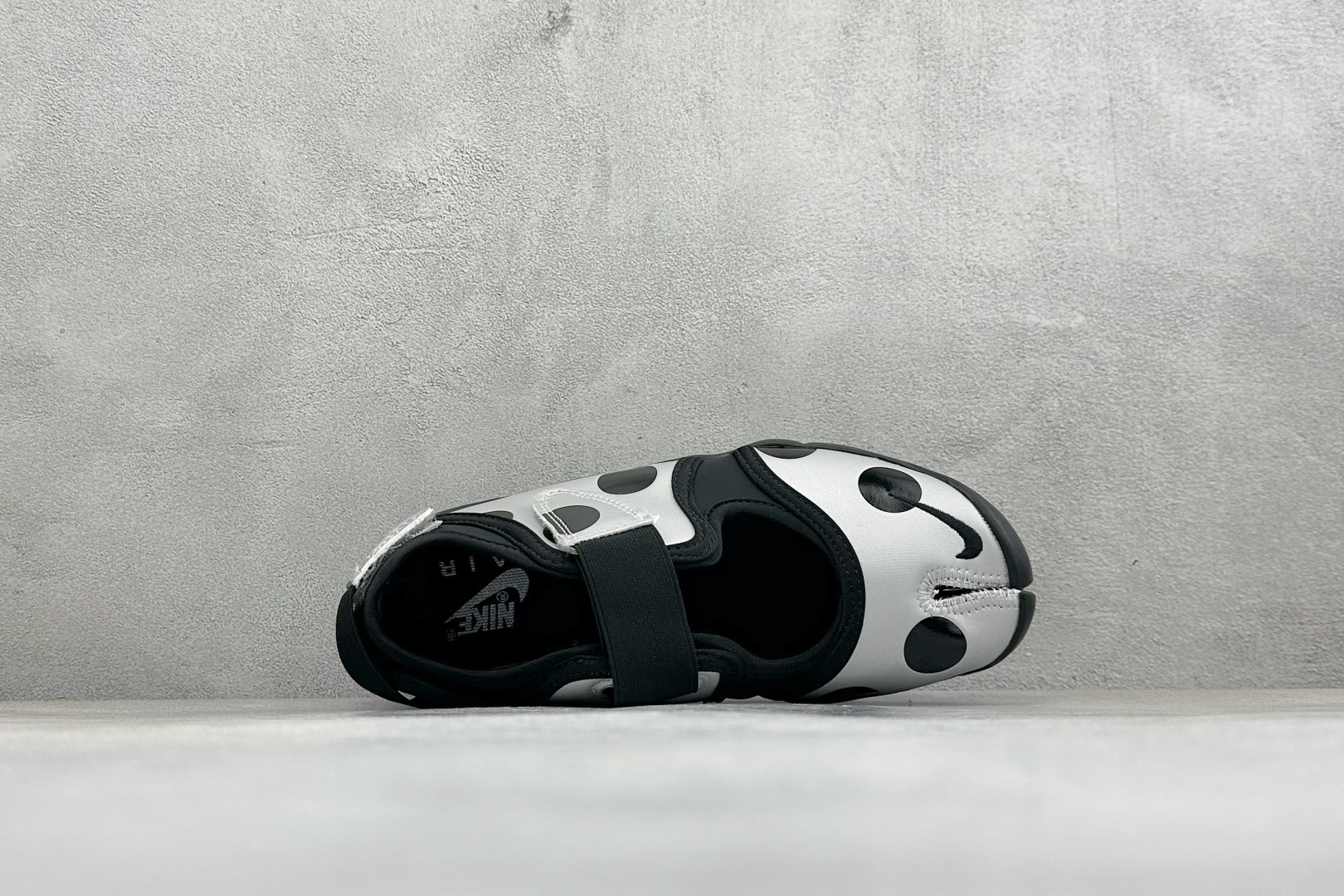 HY版Nike Air Rift 阿迪系列生活休闲鞋 #将芭蕾平底鞋的优雅与独特的分趾设计相结合，并配备 Nike Ai