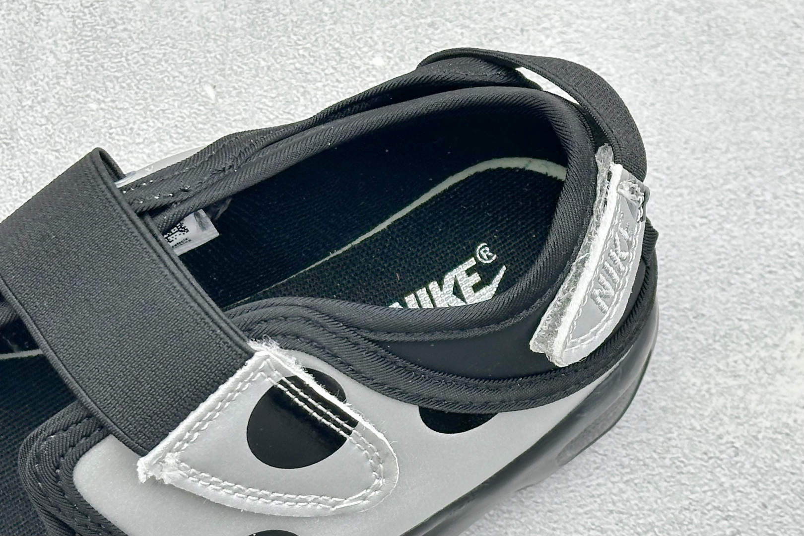 HY版Nike Air Rift 阿迪系列生活休闲鞋 #将芭蕾平底鞋的优雅与独特的分趾设计相结合，并配备 Nike Ai
