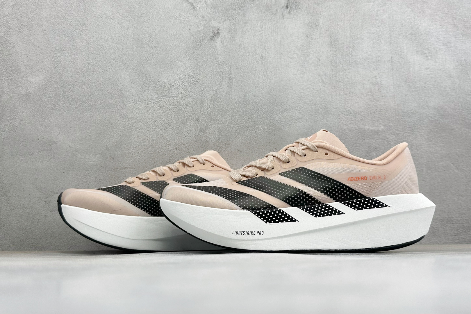 TY版AD ADIZERO EVO SL 2 阿迪超轻透气缓震跑鞋 以令人难以置信的138克重量,刷新了跑鞋轻量化的记录 TY版AD ADIZERO EVO SL 2 阿迪超轻透气缓震跑鞋 以令人难以置信的138克重量,刷新了跑鞋轻量化的记录
