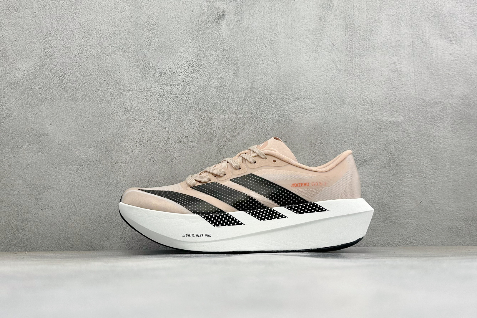 TY版AD ADIZERO EVO SL 2 阿迪超轻透气缓震跑鞋 以令人难以置信的138克重量,刷新了跑鞋轻量化的记录 TY版AD ADIZERO EVO SL 2 阿迪超轻透气缓震跑鞋 以令人难以置信的138克重量,刷新了跑鞋轻量化的记录