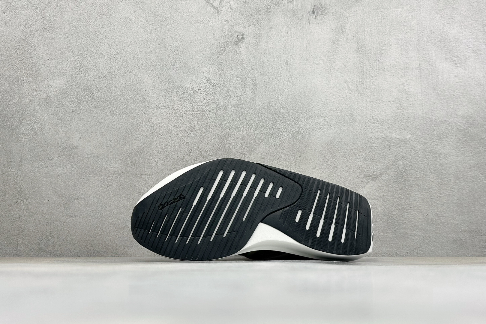 TY版AD ADIZERO EVO SL 2 阿迪超轻透气缓震跑鞋 以令人难以置信的138克重量,刷新了跑鞋轻量化的记录 TY版AD ADIZERO EVO SL 2 阿迪超轻透气缓震跑鞋 以令人难以置信的138克重量,刷新了跑鞋轻量化的记录