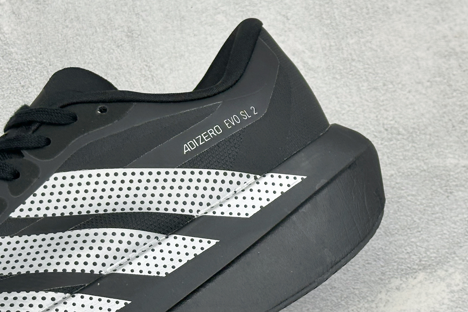 TY版AD ADIZERO EVO SL 2 阿迪超轻透气缓震跑鞋 以令人难以置信的138克重量,刷新了跑鞋轻量化的记录 TY版AD ADIZERO EVO SL 2 阿迪超轻透气缓震跑鞋 以令人难以置信的138克重量,刷新了跑鞋轻量化的记录