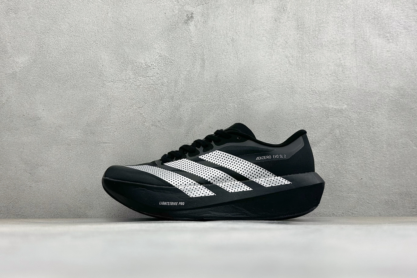 TY版AD ADIZERO EVO SL 2 阿迪超轻透气缓震跑鞋 以令人难以置信的138克重量,刷新了跑鞋轻量化的记录 TY版AD ADIZERO EVO SL 2 阿迪超轻透气缓震跑鞋 以令人难以置信的138克重量,刷新了跑鞋轻量化的记录