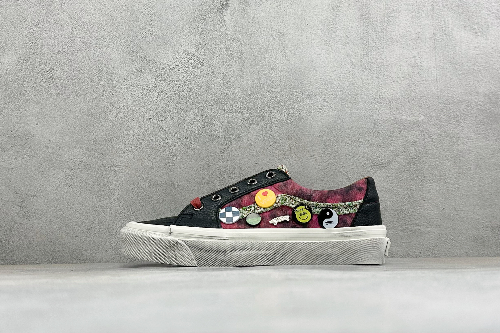 Vans SK8-Low 做旧徽章限定 高阶支线徽章涂鸦做旧复古板鞋 以暖棕色为主调,搭配黑色鞋头与米色鞋带,鞋身侧面饰 Vans SK8-Low 做旧徽章限定 高阶支线徽章涂鸦做旧复古板鞋 以暖棕色为主调,搭配黑色鞋头与米色鞋带,鞋身侧面饰