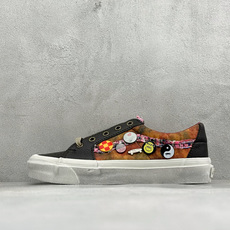 Vans SK8-Low 做旧徽章限定 高阶支线徽章涂鸦做旧复古板鞋 以暖棕色为主调,搭配黑色鞋头与米色鞋带,鞋身侧面饰 Vans SK8-Low 做旧徽章限定 高阶支线徽章涂鸦做旧复古板鞋 以暖棕色为主调,搭配黑色鞋头与米色鞋带,鞋身侧面饰