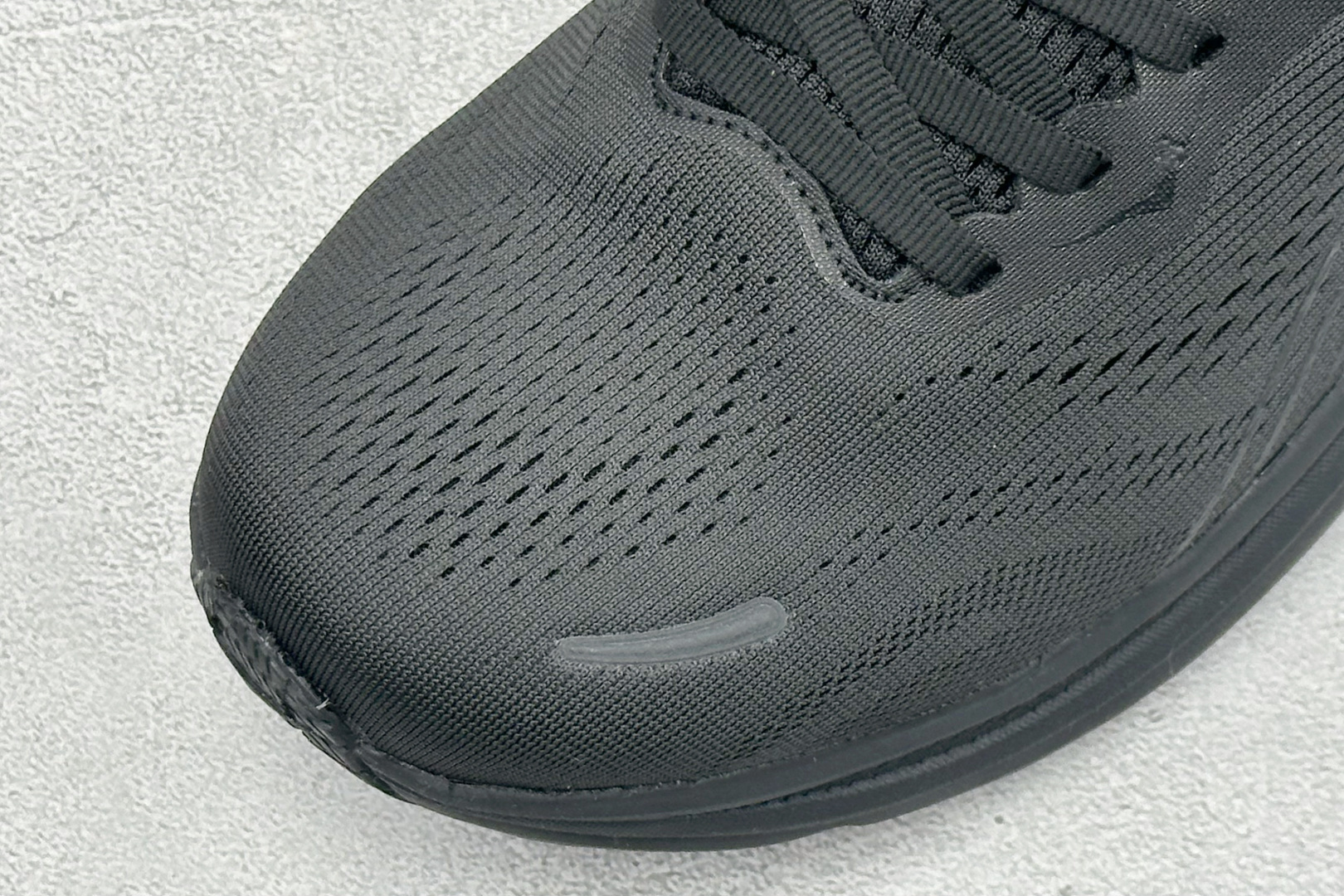 Hoka One One Clifton 11 克里夫顿系列 轻盈透气的针织网面跑鞋 货号：-BBLC 尺码：36-46