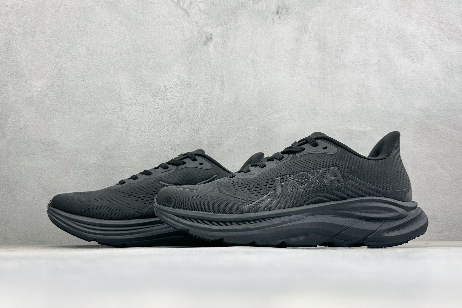 Hoka One One Clifton 11 克里夫顿系列 轻盈透气的针织网面跑鞋 货号：-BBLC 尺码：36-46