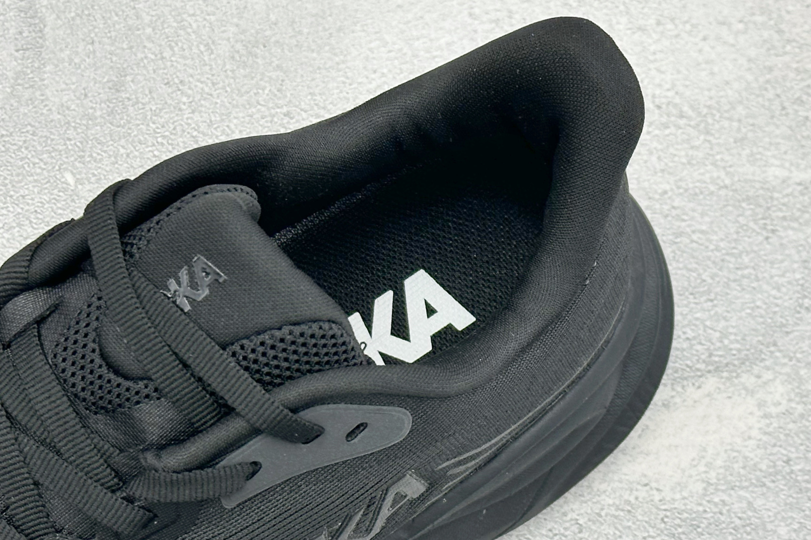 Hoka One One Clifton 11 克里夫顿系列 轻盈透气的针织网面跑鞋 货号：-BBLC 尺码：36-46