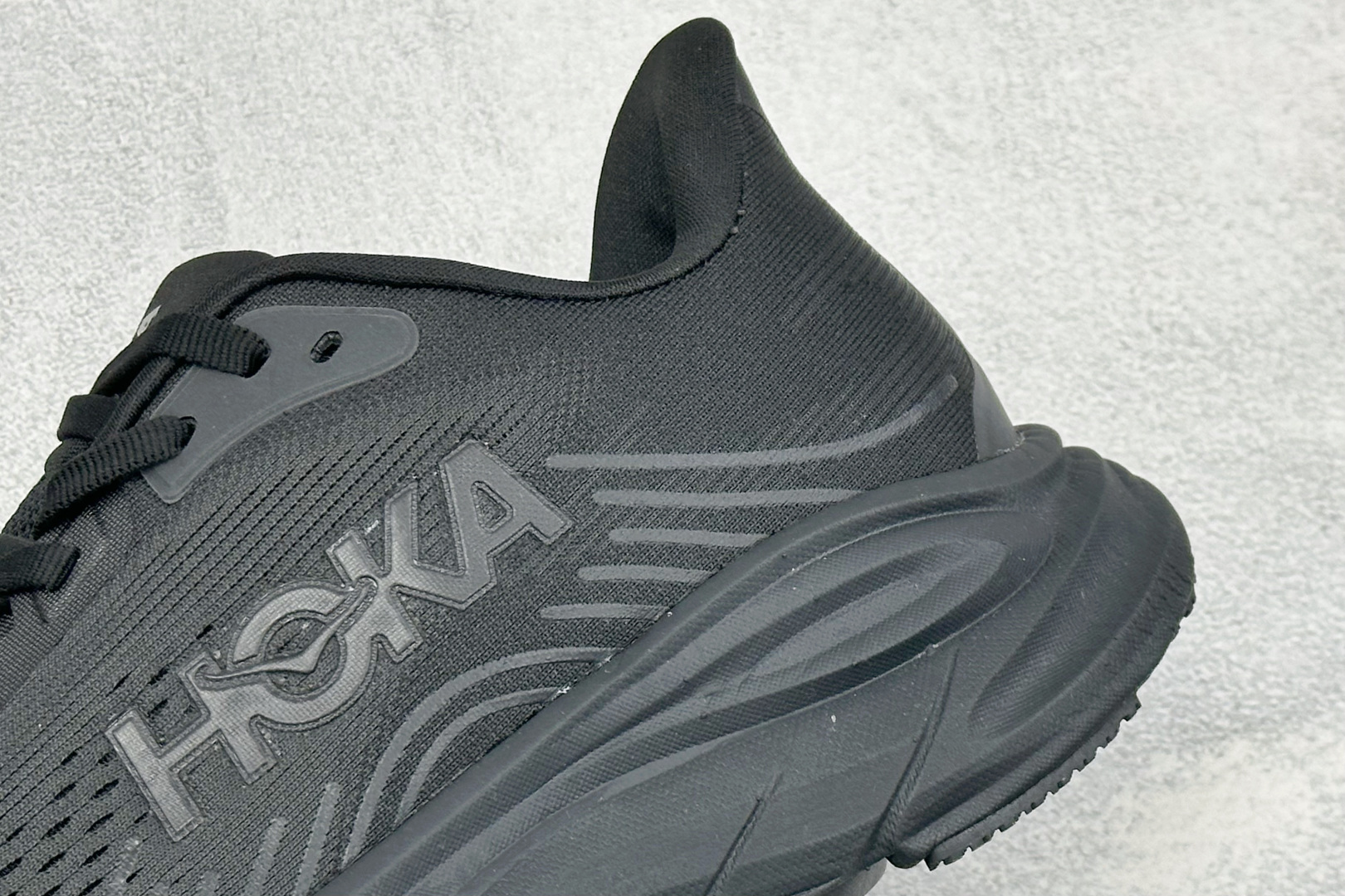 Hoka One One Clifton 11 克里夫顿系列 轻盈透气的针织网面跑鞋 货号：-BBLC 尺码：36-46