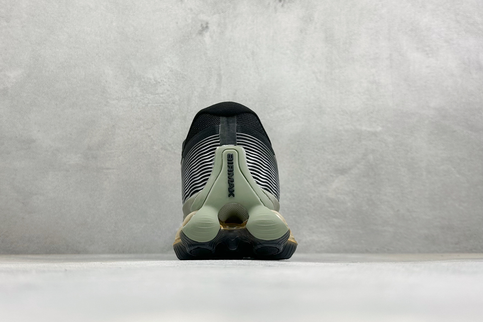 Nike Air Liquid Max 耐克气垫跑步鞋 货号：IQ7635–002 尺码：40-46没半码 