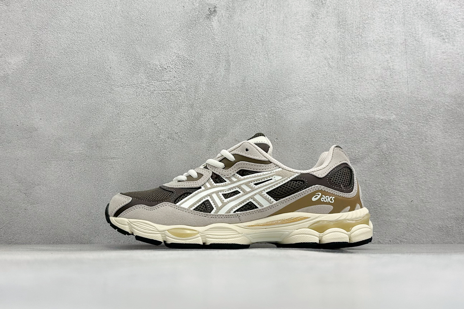 Asics Gel-NYC 亚瑟士 防滑耐磨 休闲运动鞋 采用双层提花网面设计 提高包裹性和透气性 后跟搭载稳定系统科技 Asics Gel-NYC 亚瑟士 防滑耐磨 休闲运动鞋 采用双层提花网面设计 提高包裹性和透气性 后跟搭载稳定系统科技