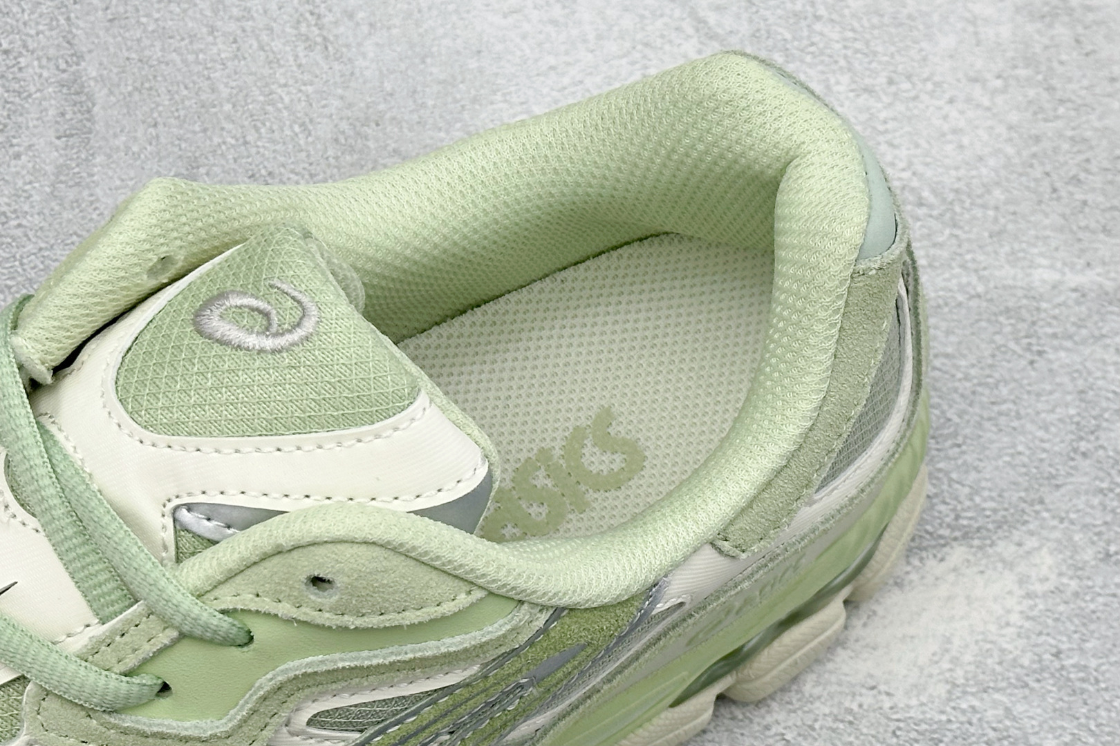 Asics Gel-NYC 亚瑟士 防滑耐磨 休闲运动鞋 采用双层提花网面设计 提高包裹性和透气性 后跟搭载稳定系统科技 Asics Gel-NYC 亚瑟士 防滑耐磨 休闲运动鞋 采用双层提花网面设计 提高包裹性和透气性 后跟搭载稳定系统科技