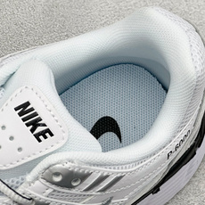 Nike P-6000 耐克低帮休闲城市通勤跑步鞋 采用透气网眼布搭配皮革和合成材质覆面 再现早期鞋款外观 活力配色打造 Nike P-6000 耐克低帮休闲城市通勤跑步鞋 采用透气网眼布搭配皮革和合成材质覆面 再现早期鞋款外观 活力配色打造