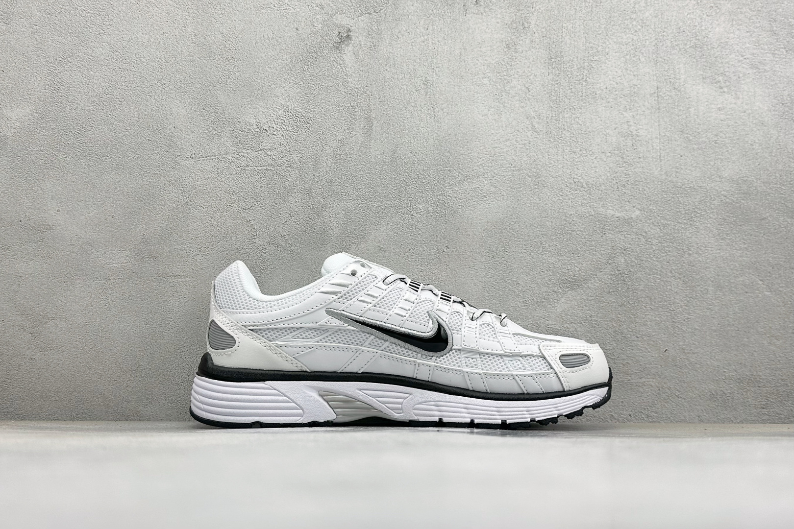 Nike P-6000 耐克低帮休闲城市通勤跑步鞋 采用透气网眼布搭配皮革和合成材质覆面 再现早期鞋款外观 活力配色打造 Nike P-6000 耐克低帮休闲城市通勤跑步鞋 采用透气网眼布搭配皮革和合成材质覆面 再现早期鞋款外观 活力配色打造