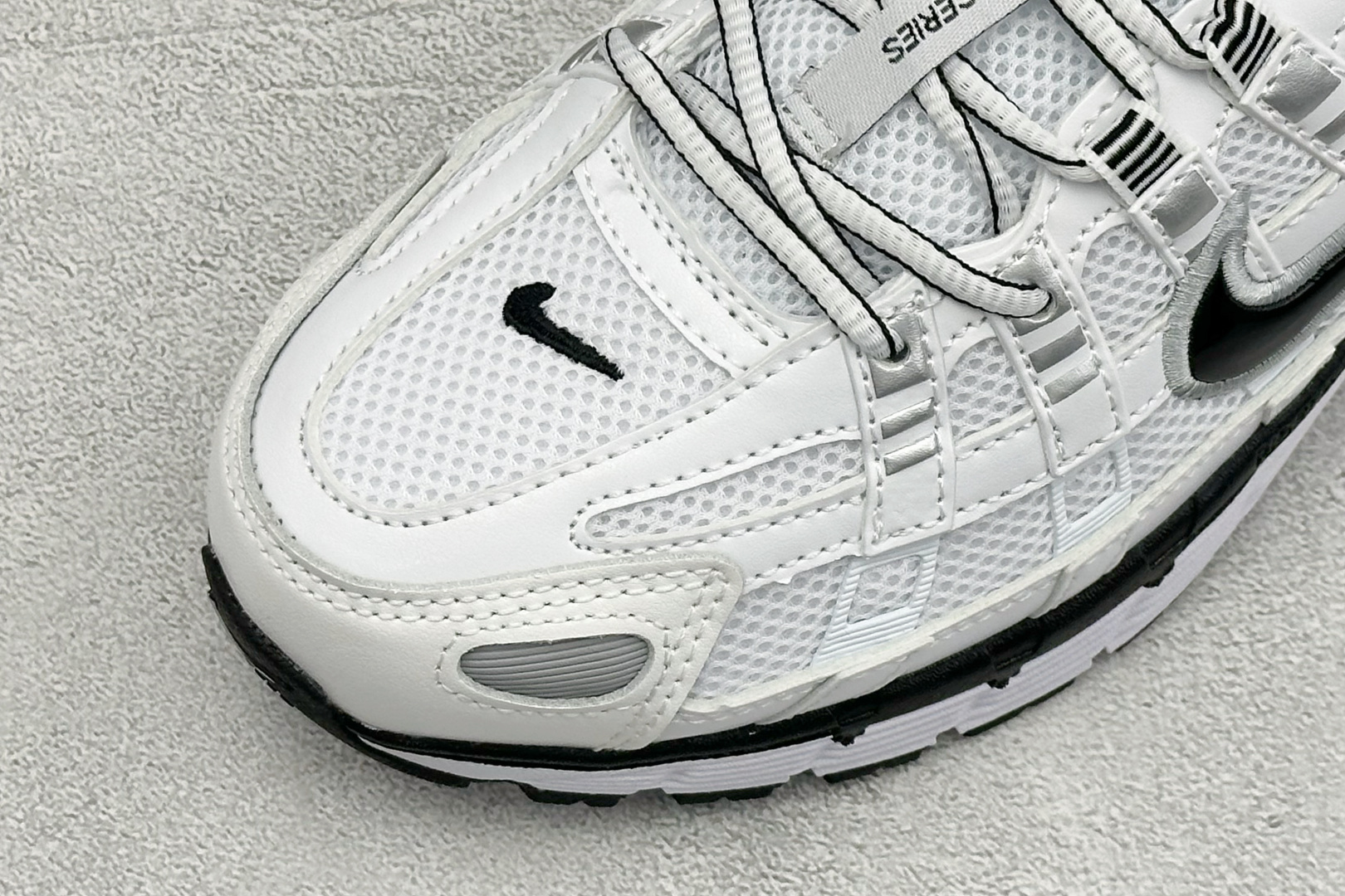 Nike P-6000 耐克低帮休闲城市通勤跑步鞋 采用透气网眼布搭配皮革和合成材质覆面 再现早期鞋款外观 活力配色打造 Nike P-6000 耐克低帮休闲城市通勤跑步鞋 采用透气网眼布搭配皮革和合成材质覆面 再现早期鞋款外观 活力配色打造