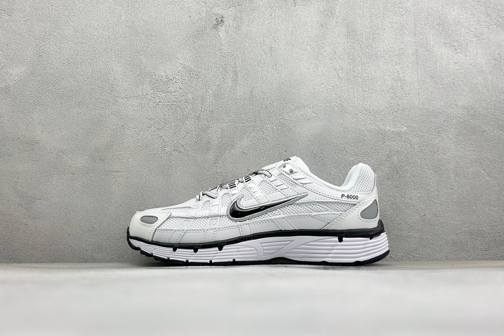 Nike P-6000 耐克低帮休闲城市通勤跑步鞋 采用透气网眼布搭配皮革和合成材质覆面 再现早期鞋款外观 活力配色打造 Nike P-6000 耐克低帮休闲城市通勤跑步鞋 采用透气网眼布搭配皮革和合成材质覆面 再现早期鞋款外观 活力配色打造