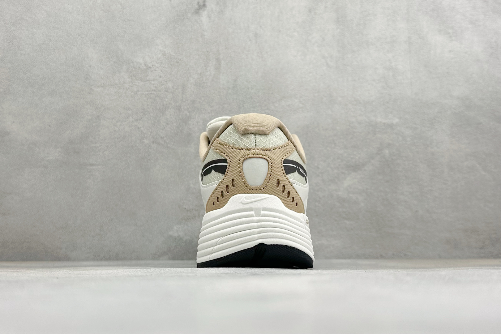 NIKE P-9000 复古休闲 耐克 低帮休闲城市通勤跑步鞋 货号: IZ4752-002 尺码: 36-45没半码 
