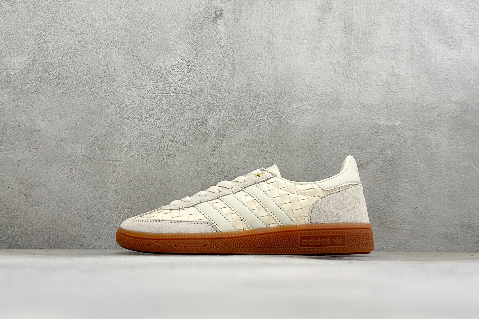 Adidas Handball Spezial 阿迪达斯经典款 复古休闲板鞋 全鞋采用反毛皮制作 牛筋耐磨大底 承载青春 Adidas Handball Spezial 阿迪达斯经典款 复古休闲板鞋 全鞋采用反毛皮制作 牛筋耐磨大底 承载青春