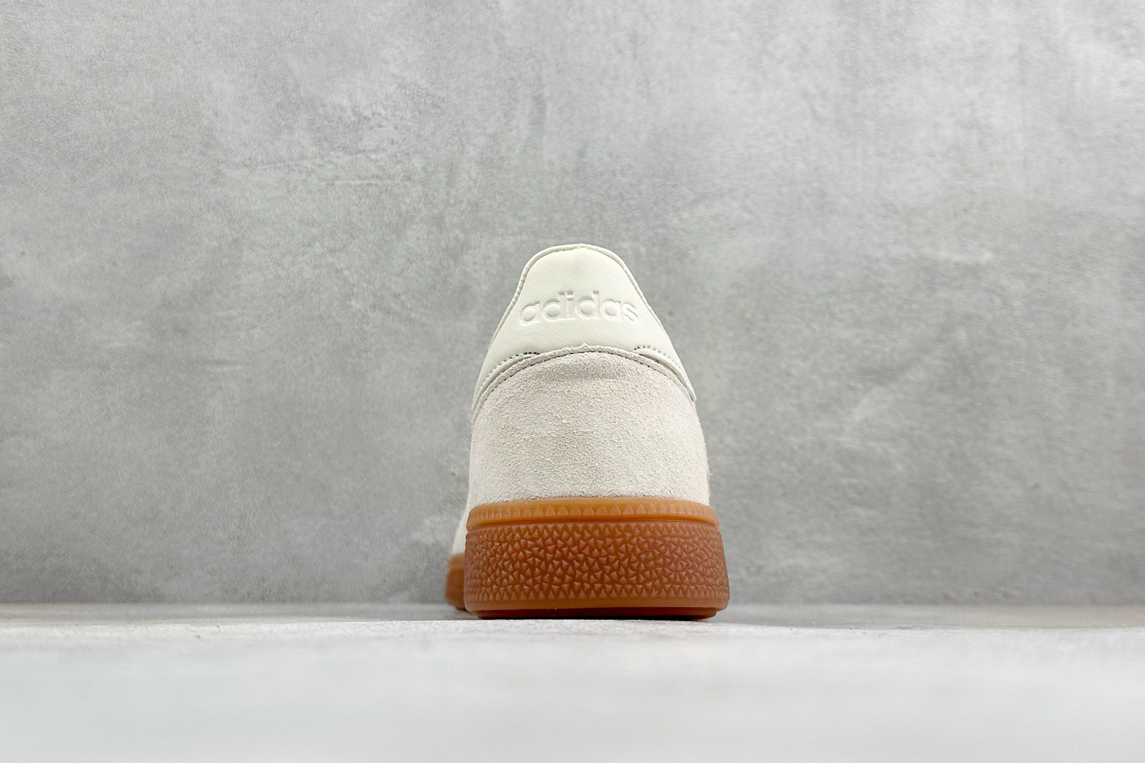 Adidas Handball Spezial 阿迪达斯经典款 复古休闲板鞋 全鞋采用反毛皮制作 牛筋耐磨大底 承载青春 Adidas Handball Spezial 阿迪达斯经典款 复古休闲板鞋 全鞋采用反毛皮制作 牛筋耐磨大底 承载青春