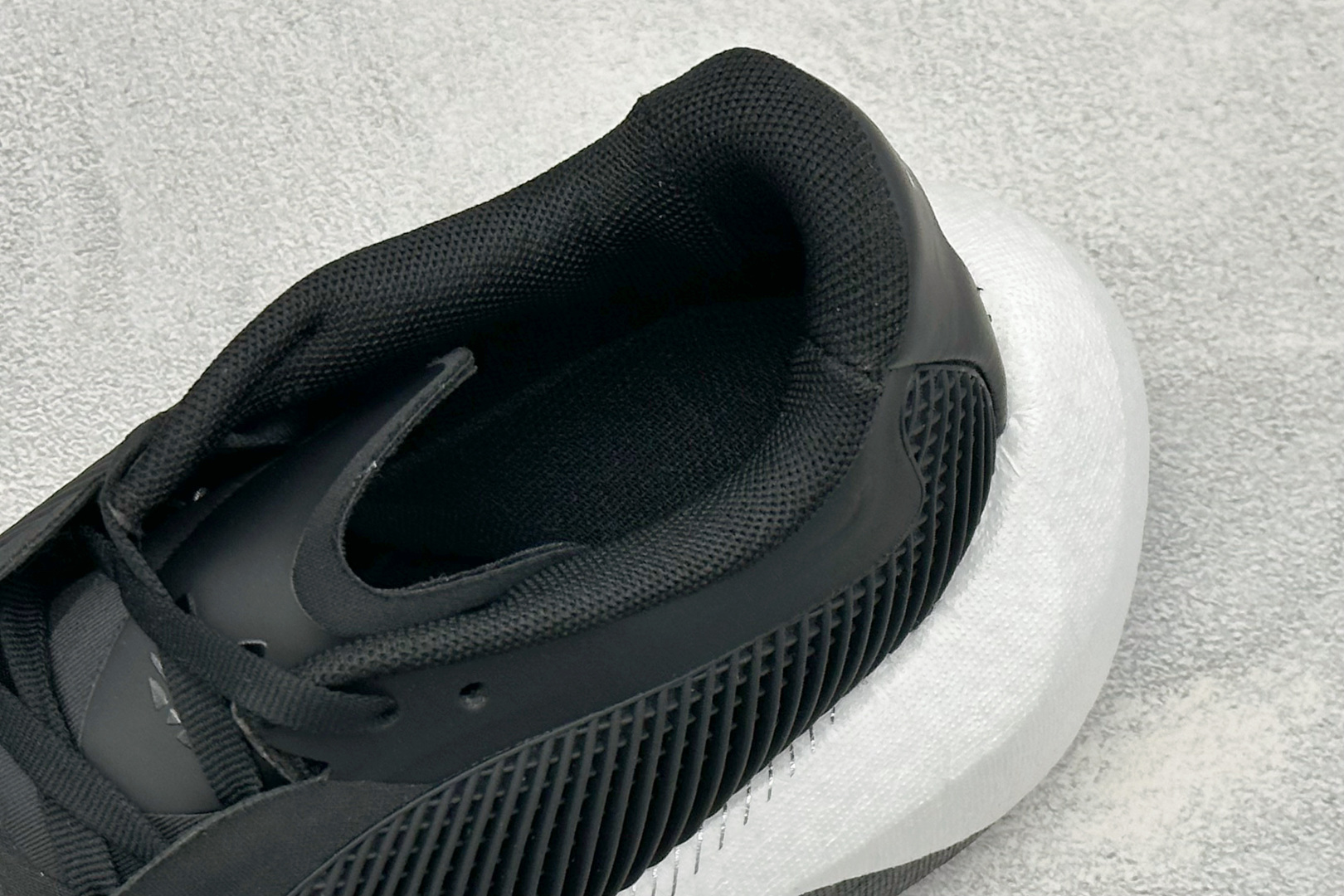 Adidas HyperBoost Edge M 阿迪达斯全新爆米花透气缓震跑步鞋 货号：LA6216 尺码：36 36