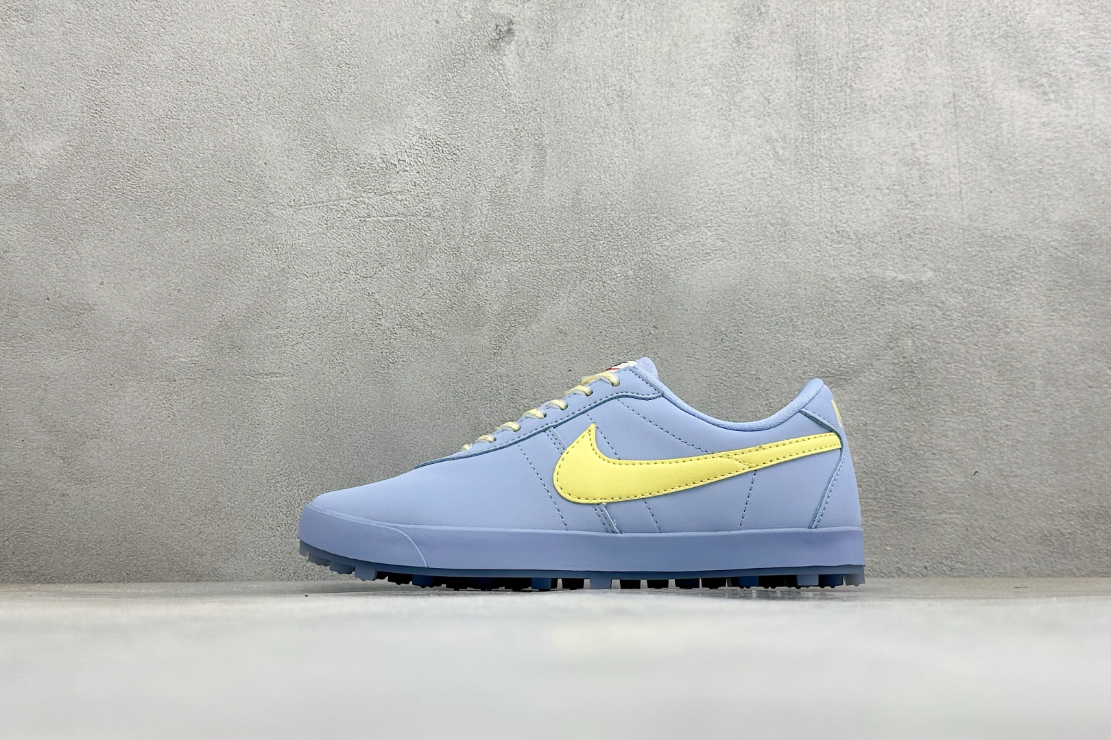 福利特价 Nike Astro Grabber Lthr 复古联名慢跑鞋 鞋面由独特编织纹理覆盖 鞋带点缀有小配饰 整体 福利特价 Nike Astro Grabber Lthr 复古联名慢跑鞋 鞋面由独特编织纹理覆盖 鞋带点缀有小配饰 整体