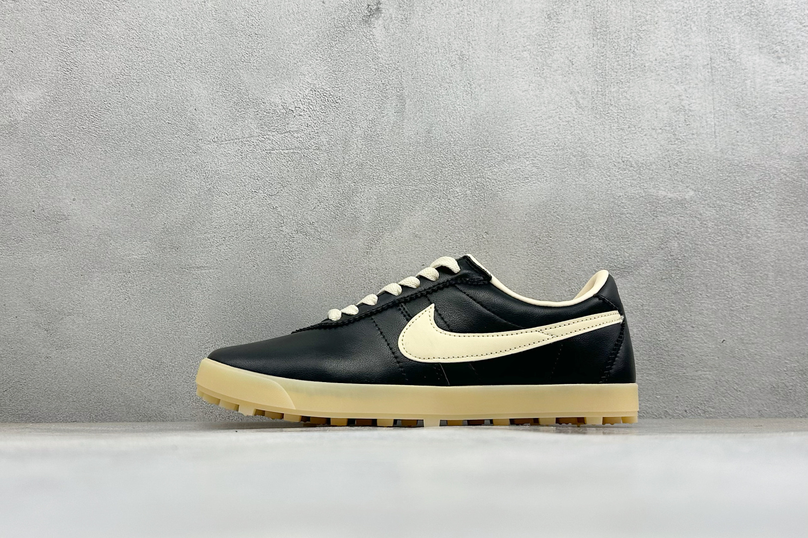 福利特价 Nike Astro Grabber Lthr 复古联名慢跑鞋 鞋面由独特编织纹理覆盖 鞋带点缀有小配饰 整体 福利特价 Nike Astro Grabber Lthr 复古联名慢跑鞋 鞋面由独特编织纹理覆盖 鞋带点缀有小配饰 整体