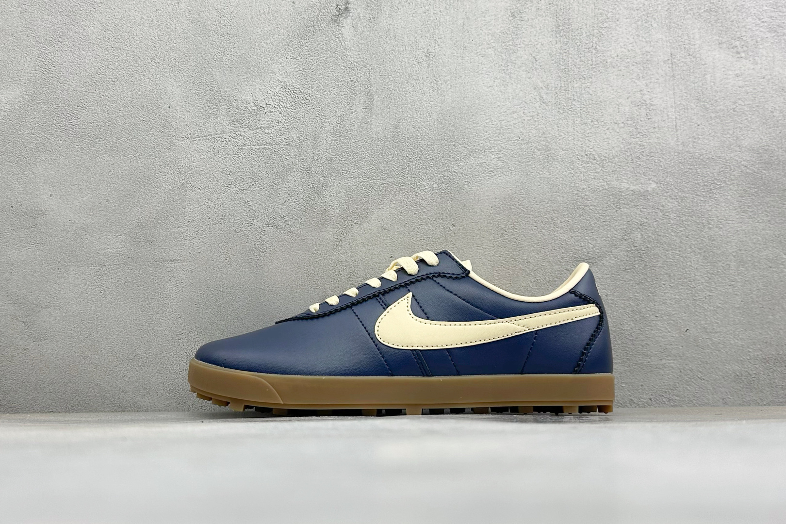 福利特价 Nike Astro Grabber Lthr 复古联名慢跑鞋 鞋面由独特编织纹理覆盖 鞋带点缀有小配饰 整体 福利特价 Nike Astro Grabber Lthr 复古联名慢跑鞋 鞋面由独特编织纹理覆盖 鞋带点缀有小配饰 整体