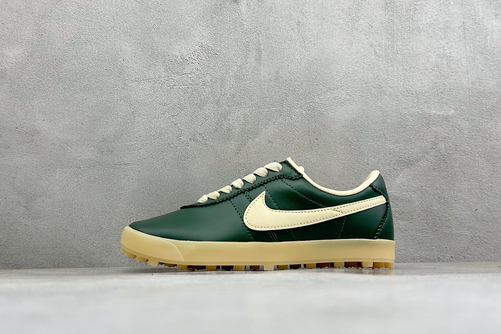 福利特价 Nike Astro Grabber Lthr 复古联名慢跑鞋 鞋面由独特编织纹理覆盖 鞋带点缀有小配饰 整体 福利特价 Nike Astro Grabber Lthr 复古联名慢跑鞋 鞋面由独特编织纹理覆盖 鞋带点缀有小配饰 整体