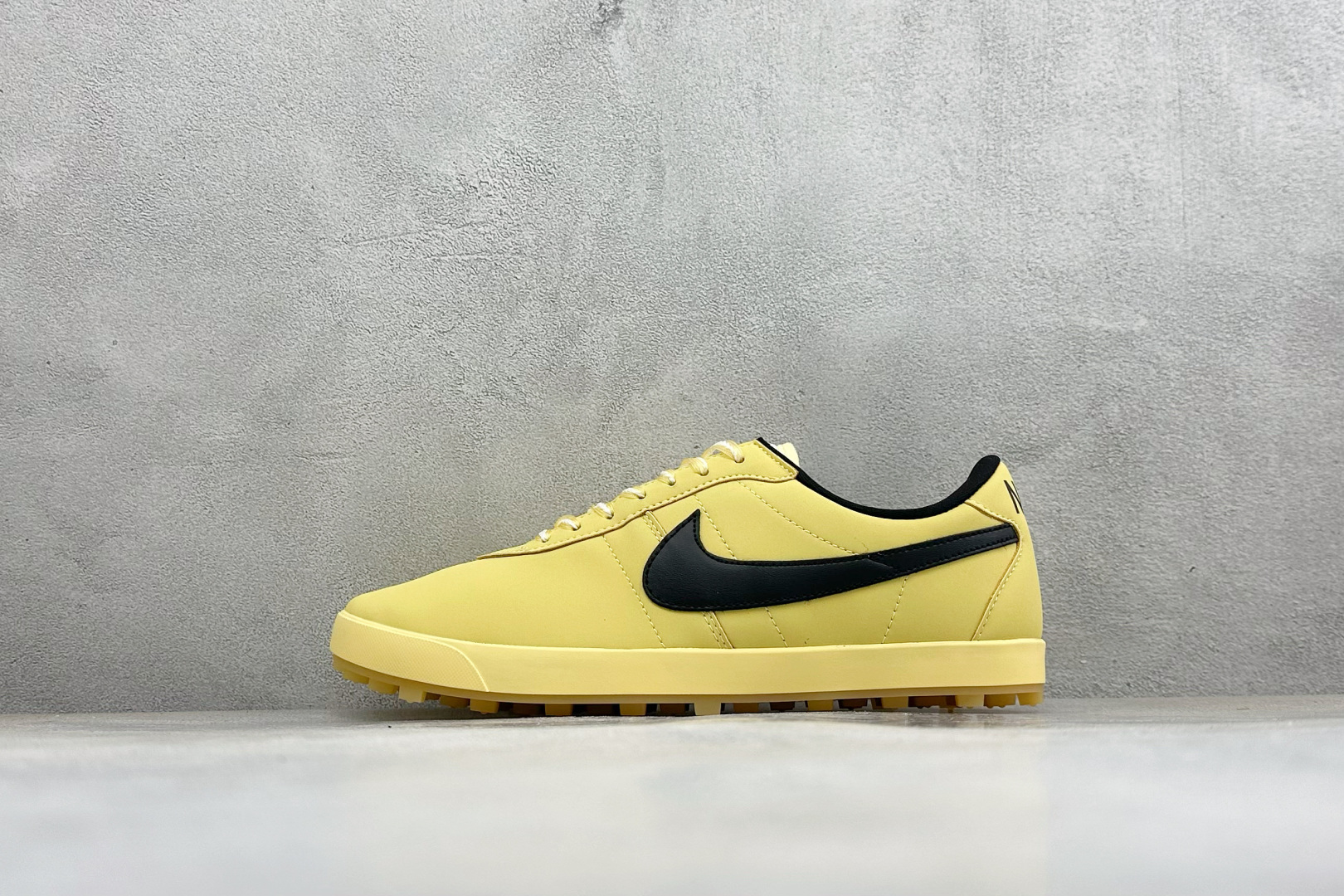 福利特价 Nike Astro Grabber Lthr 复古联名慢跑鞋 鞋面由独特编织纹理覆盖 鞋带点缀有小配饰 整体 福利特价 Nike Astro Grabber Lthr 复古联名慢跑鞋 鞋面由独特编织纹理覆盖 鞋带点缀有小配饰 整体