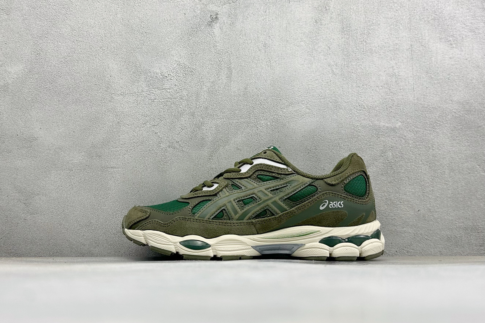 Asics Gel-NYC 亚瑟士 防滑耐磨 休闲运动鞋 采用双层提花网面设计 提高包裹性和透气性 后跟搭载稳定系统科技 Asics Gel-NYC 亚瑟士 防滑耐磨 休闲运动鞋 采用双层提花网面设计 提高包裹性和透气性 后跟搭载稳定系统科技