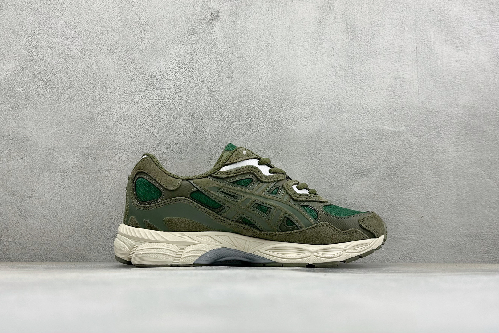 Asics Gel-NYC 亚瑟士 防滑耐磨 休闲运动鞋 采用双层提花网面设计 提高包裹性和透气性 后跟搭载稳定系统科技