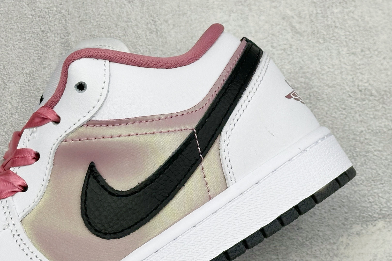 甜酷少女 百搭神鞋 AIR JORDAN 1，低帮版型简约灵动，白粉棕撞色温柔耐看，绸缎鞋带搭配金属R吊坠氛围感拉满。细