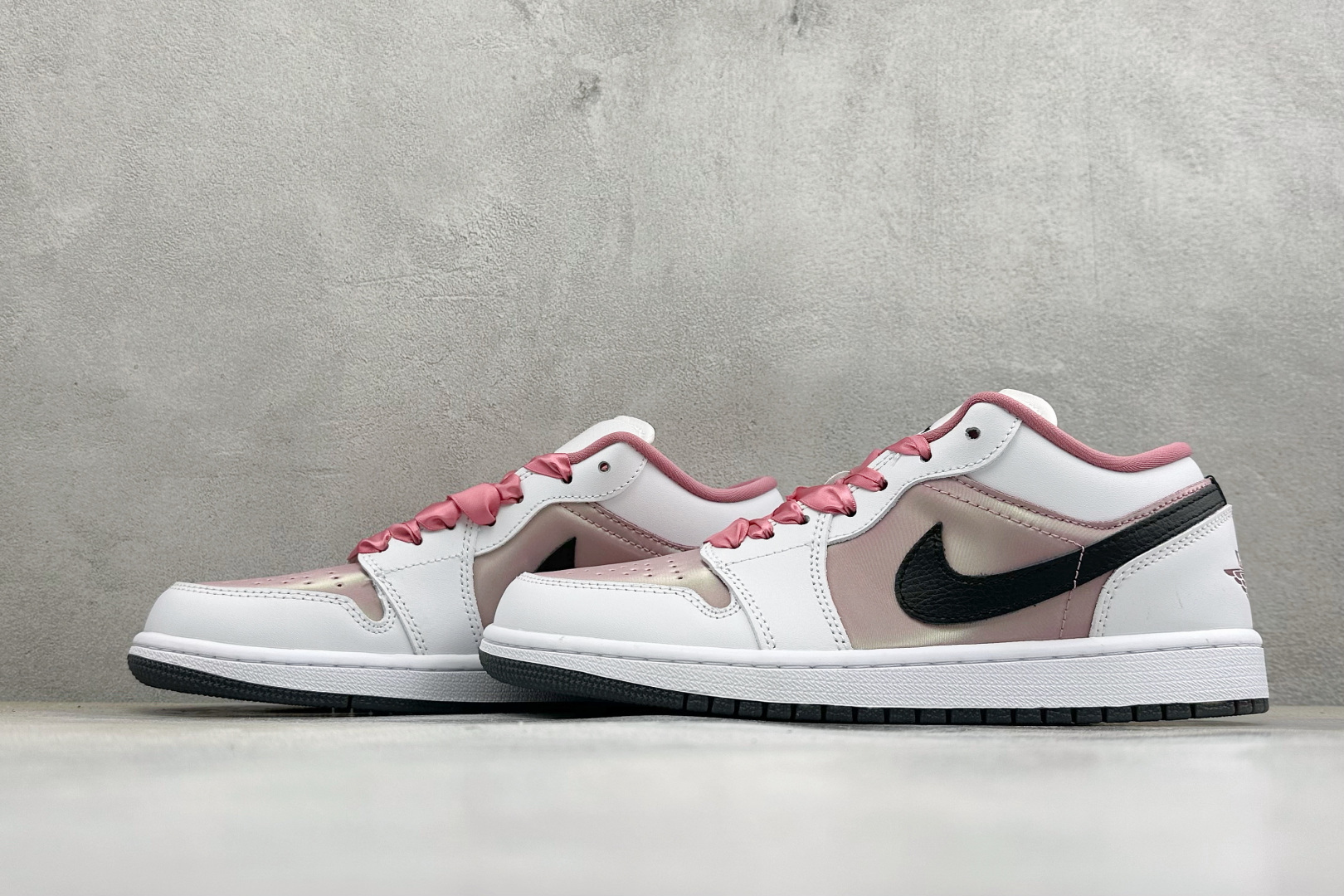 甜酷少女 百搭神鞋 AIR JORDAN 1，低帮版型简约灵动，白粉棕撞色温柔耐看，绸缎鞋带搭配金属R吊坠氛围感拉满。细