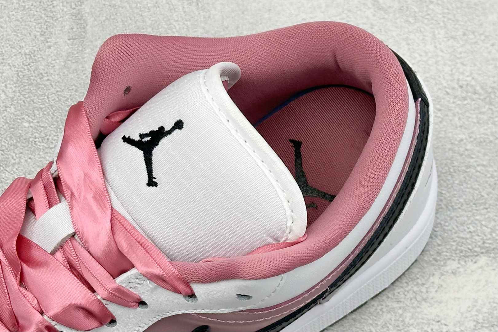 甜酷少女 百搭神鞋 AIR JORDAN 1，低帮版型简约灵动，白粉棕撞色温柔耐看，绸缎鞋带搭配金属R吊坠氛围感拉满。细