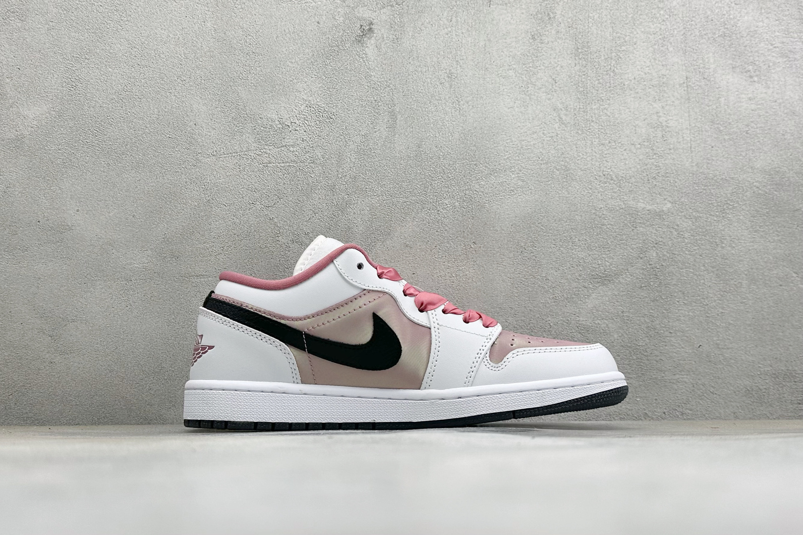 甜酷少女 百搭神鞋 AIR JORDAN 1，低帮版型简约灵动，白粉棕撞色温柔耐看，绸缎鞋带搭配金属R吊坠氛围感拉满。细