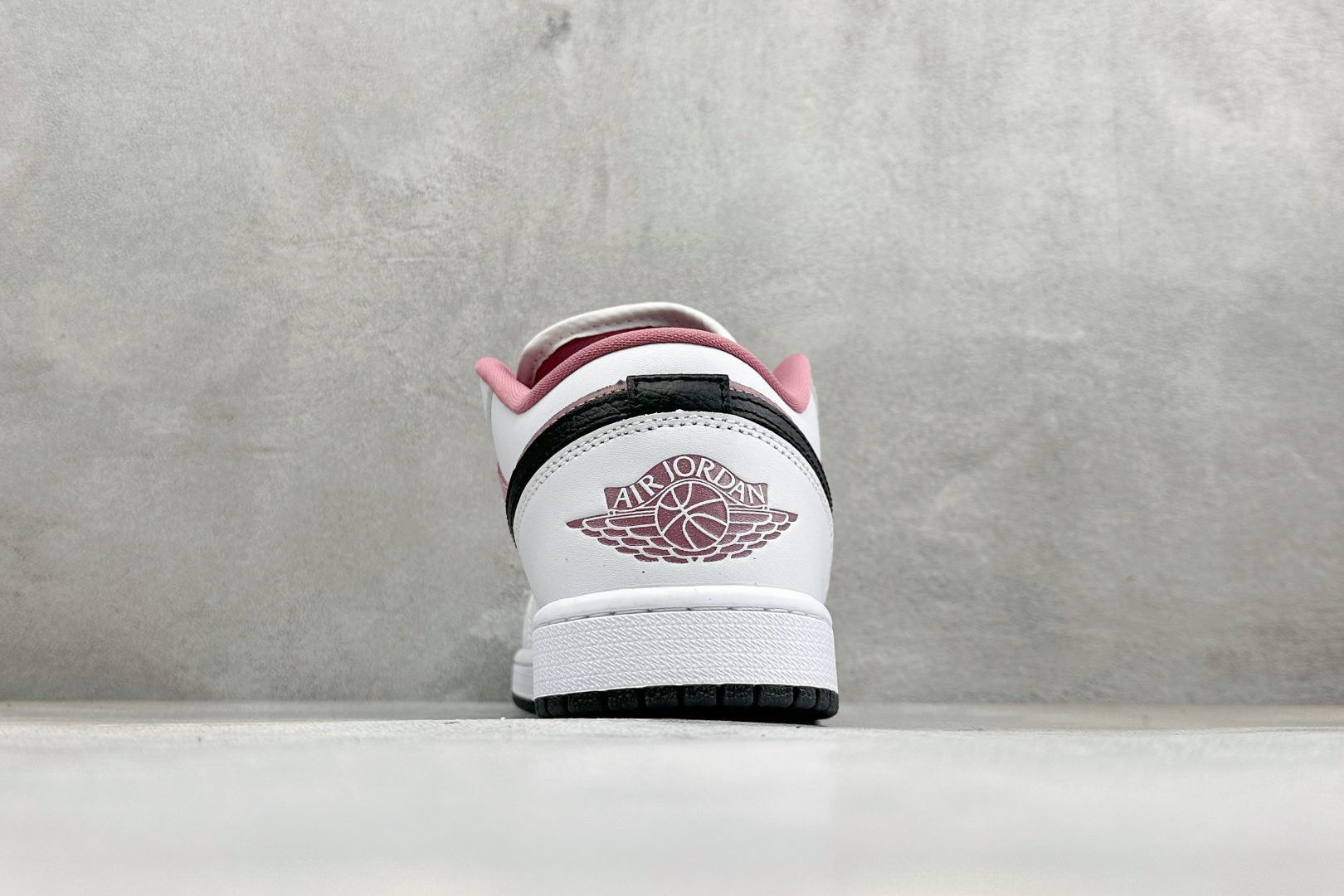 甜酷少女 百搭神鞋 AIR JORDAN 1，低帮版型简约灵动，白粉棕撞色温柔耐看，绸缎鞋带搭配金属R吊坠氛围感拉满。细