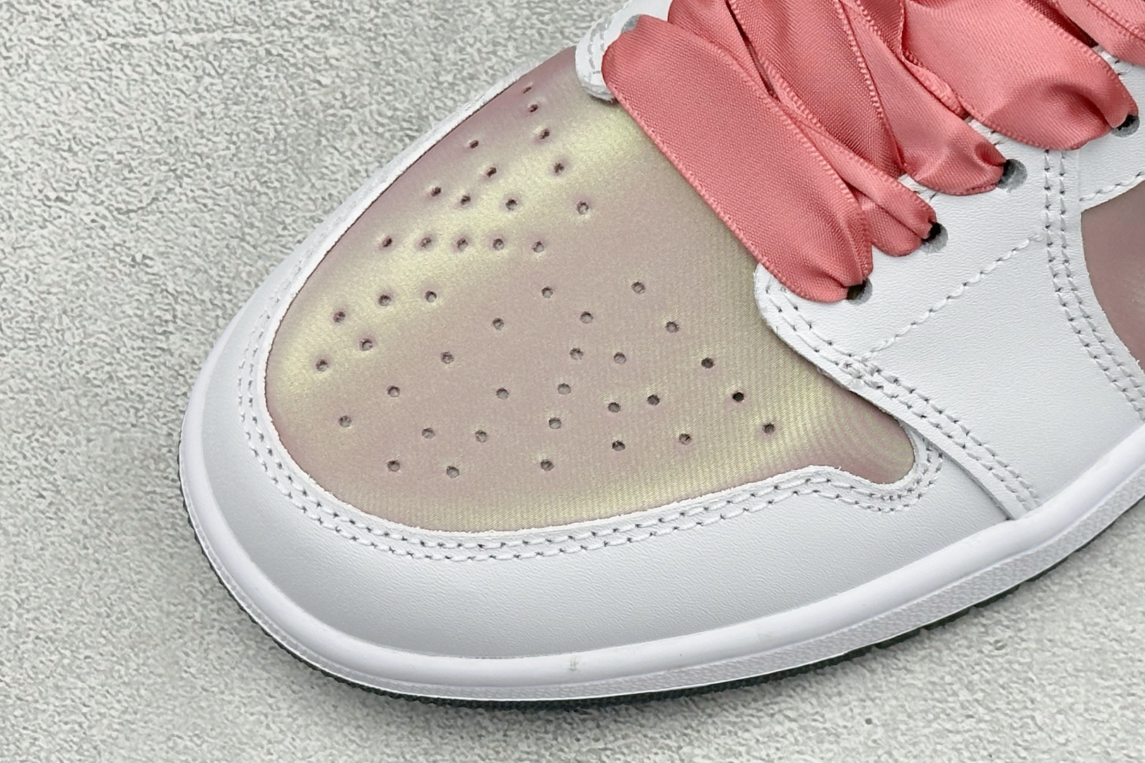 甜酷少女 百搭神鞋 AIR JORDAN 1，低帮版型简约灵动，白粉棕撞色温柔耐看，绸缎鞋带搭配金属R吊坠氛围感拉满。细