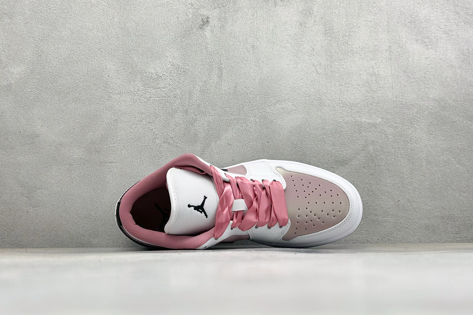 甜酷少女 百搭神鞋 AIR JORDAN 1，低帮版型简约灵动，白粉棕撞色温柔耐看，绸缎鞋带搭配金属R吊坠氛围感拉满。细
