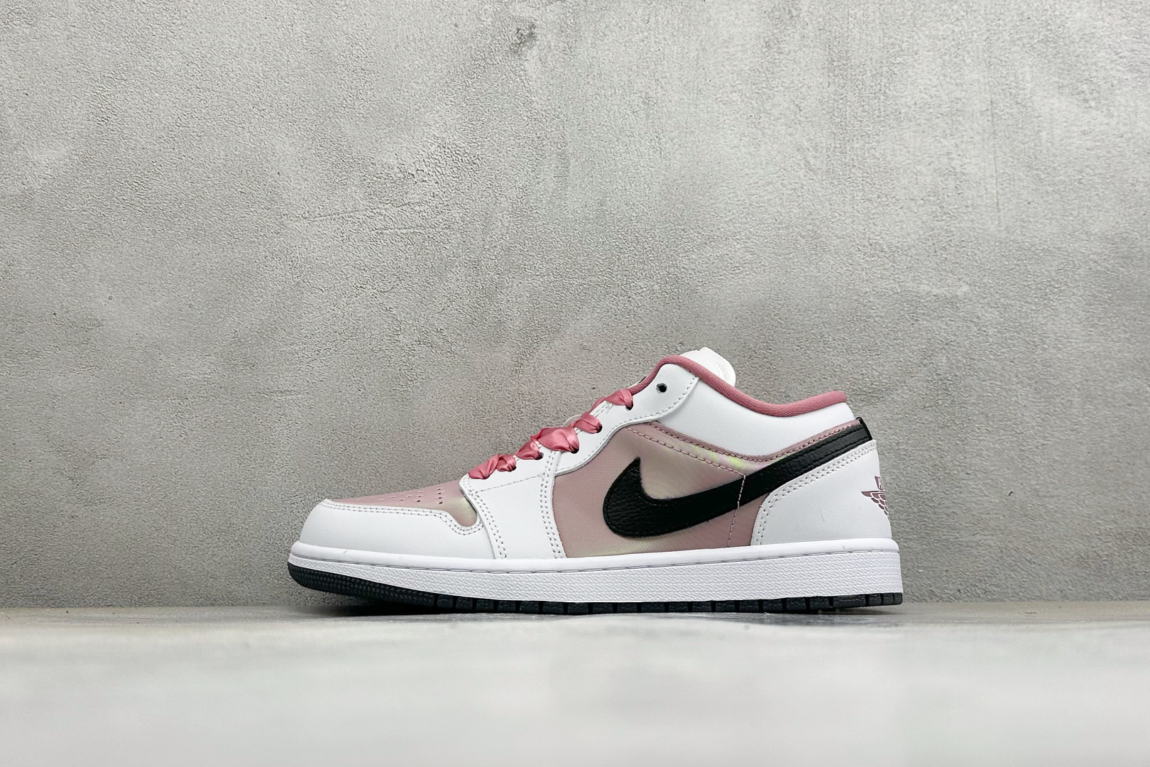 甜酷少女 百搭神鞋 AIR JORDAN 1,低帮版型简约灵动,白粉棕撞色温柔耐看,绸缎鞋带搭配金属R吊坠氛围感拉满。细 甜酷少女 百搭神鞋 AIR JORDAN 1,低帮版型简约灵动,白粉棕撞色温柔耐看,绸缎鞋带搭配金属R吊坠氛围感拉满。细