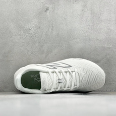NEW BALANCE 1080V13 缓震运动鞋NB透气运动休闲跑鞋 DETAIL INFO可靠的舒适性和高性能相结合 NEW BALANCE 1080V13 缓震运动鞋NB透气运动休闲跑鞋 DETAIL INFO可靠的舒适性和高性能相结合