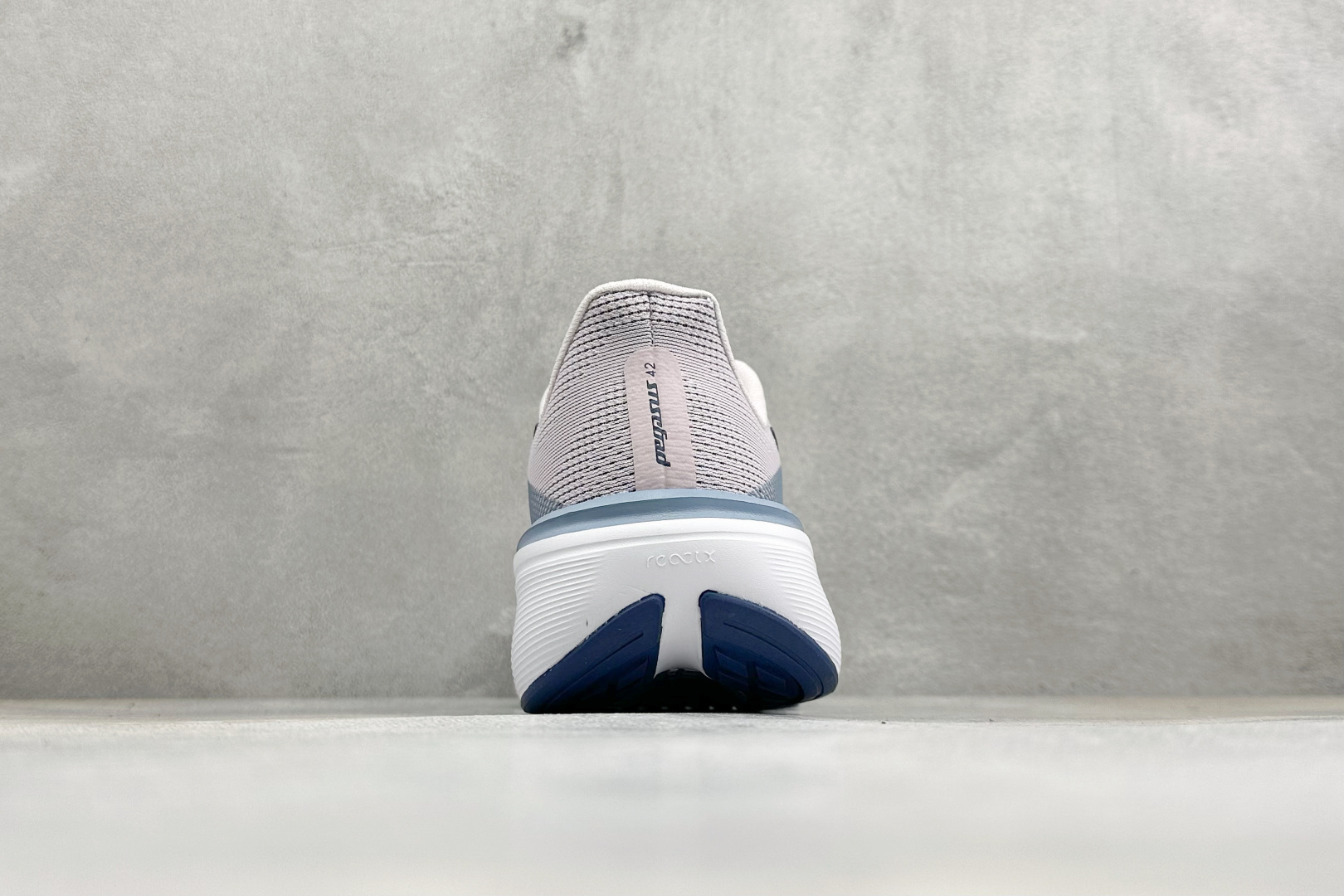 Nike Air Zoom Pegasus 42 耐克网面透气轻便耐磨跑鞋 货号:IB1881-500 尺码:36 3 Nike Air Zoom Pegasus 42 耐克网面透气轻便耐磨跑鞋 货号:IB1881-500 尺码:36 3