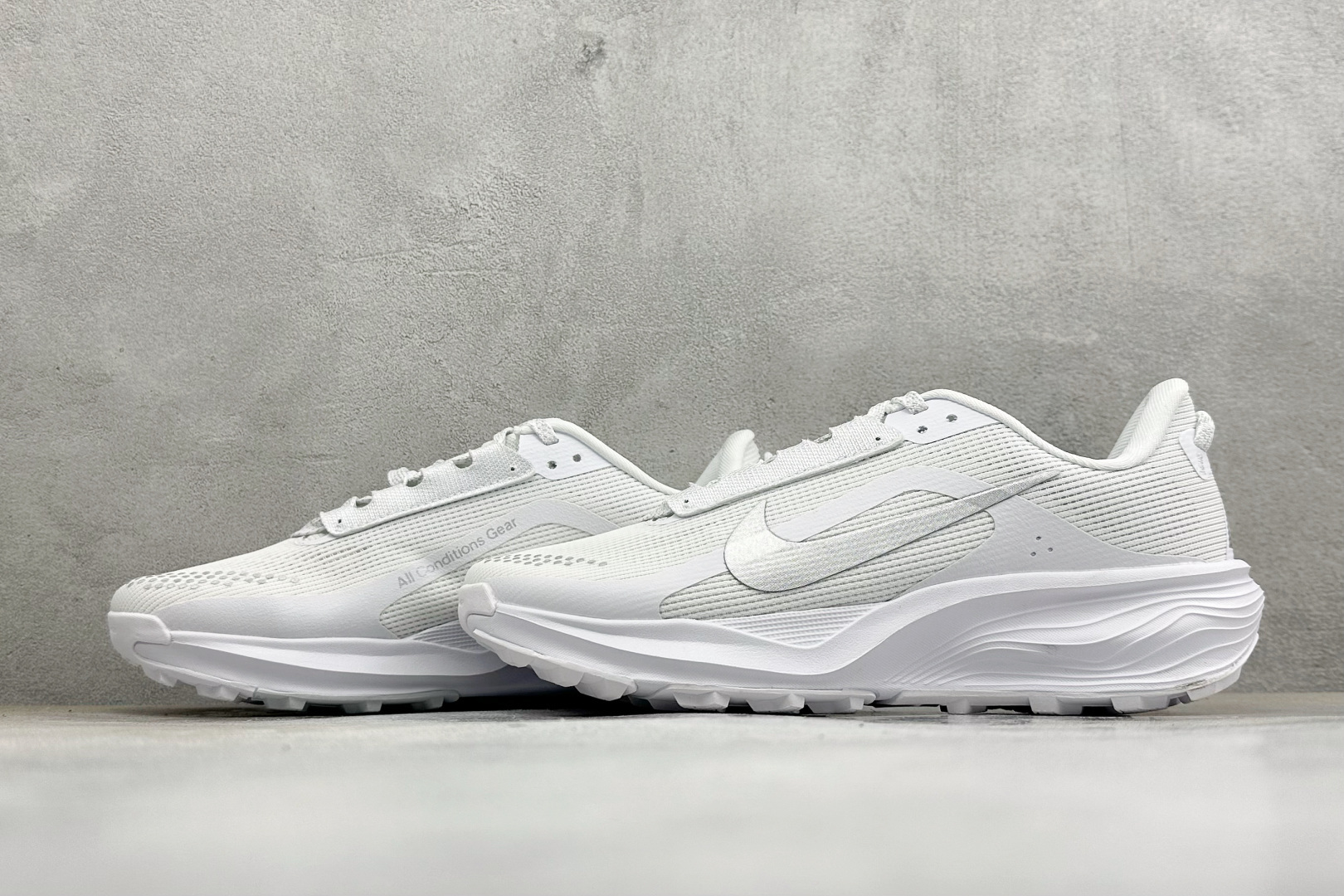 NIKE ACG PEGASUS TRAIL 网面耐磨防震跑步鞋 登月兼顾迅疾外观和稳固脚感 后跟覆面和中足动态支撑巧妙