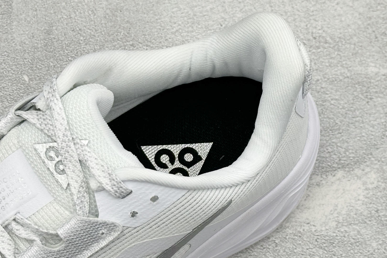 NIKE ACG PEGASUS TRAIL 网面耐磨防震跑步鞋 登月兼顾迅疾外观和稳固脚感 后跟覆面和中足动态支撑巧妙