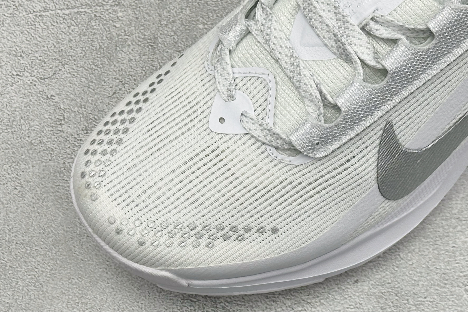 NIKE ACG PEGASUS TRAIL 网面耐磨防震跑步鞋 登月兼顾迅疾外观和稳固脚感 后跟覆面和中足动态支撑巧妙
