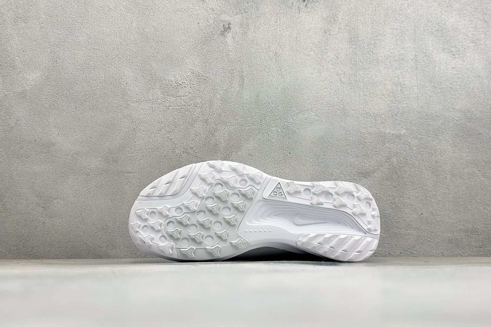 NIKE ACG PEGASUS TRAIL 网面耐磨防震跑步鞋 登月兼顾迅疾外观和稳固脚感 后跟覆面和中足动态支撑巧妙