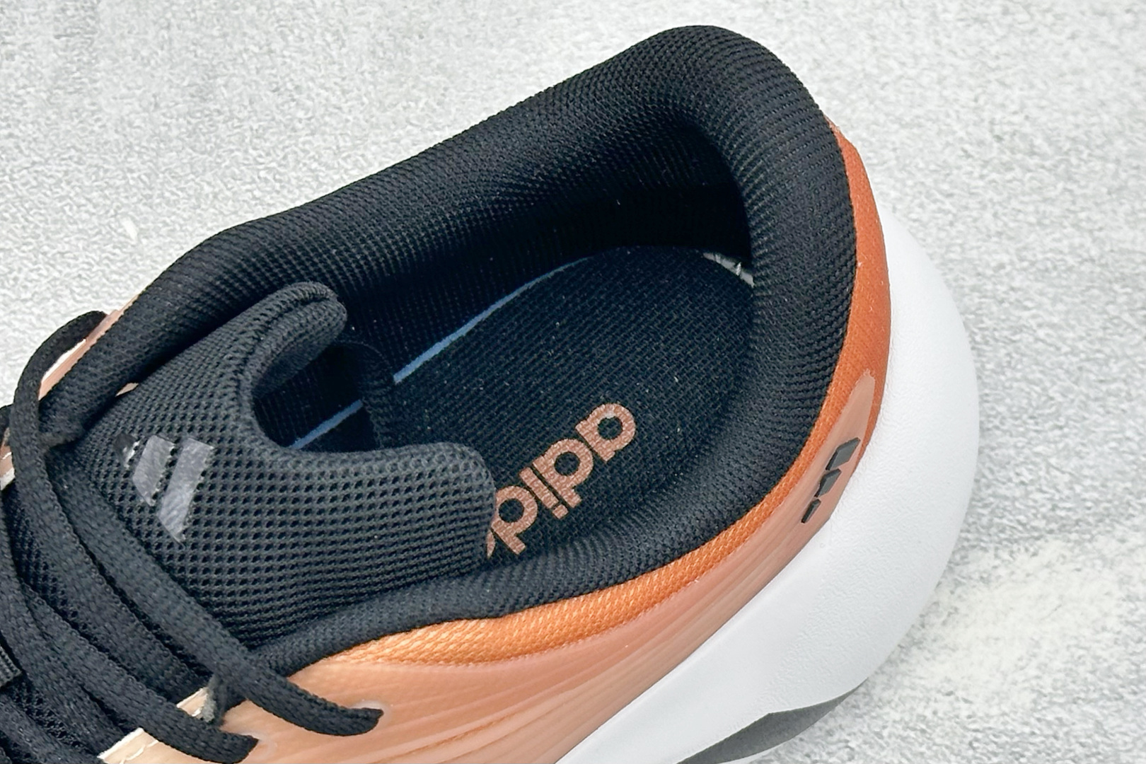 TF版ADIDAS 阿迪舒适百搭防滑耐磨 低帮休闲跑步鞋 中底配置方面搭载全掌Lightstrike Pro 鞋面采用透 TF版ADIDAS 阿迪舒适百搭防滑耐磨 低帮休闲跑步鞋 中底配置方面搭载全掌Lightstrike Pro 鞋面采用透