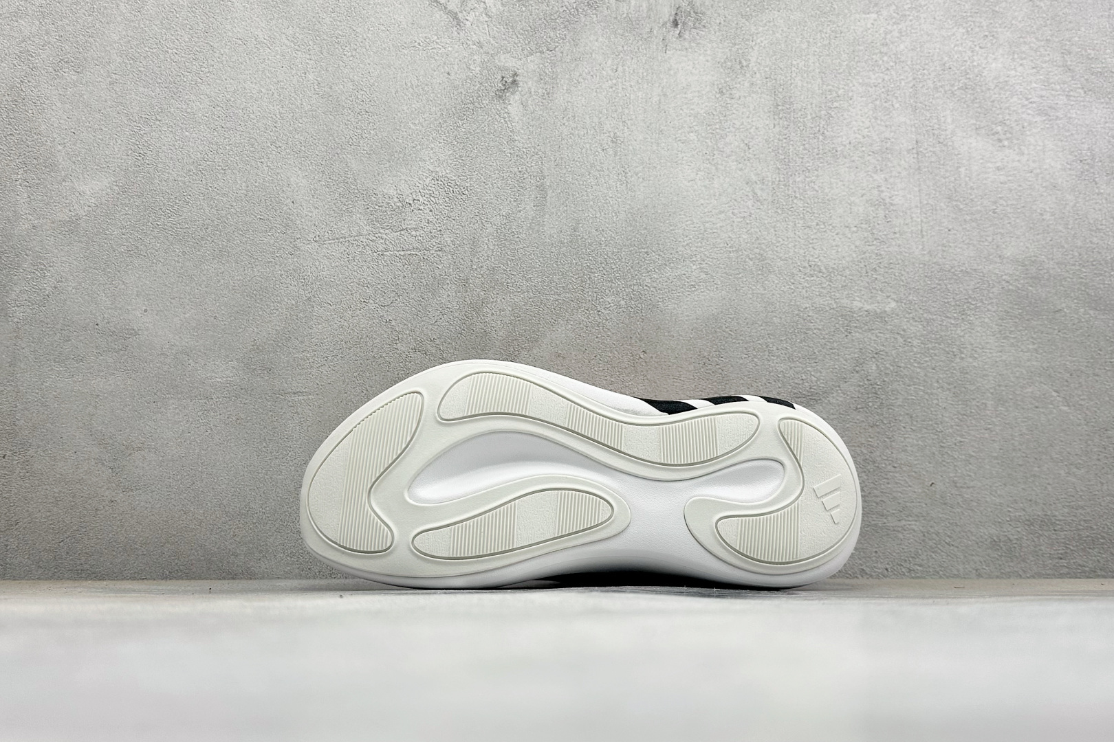 TF版ADIDAS 阿迪舒适百搭防滑耐磨 低帮休闲跑步鞋 中底配置方面搭载全掌Lightstrike Pro 鞋面采用透 TF版ADIDAS 阿迪舒适百搭防滑耐磨 低帮休闲跑步鞋 中底配置方面搭载全掌Lightstrike Pro 鞋面采用透
