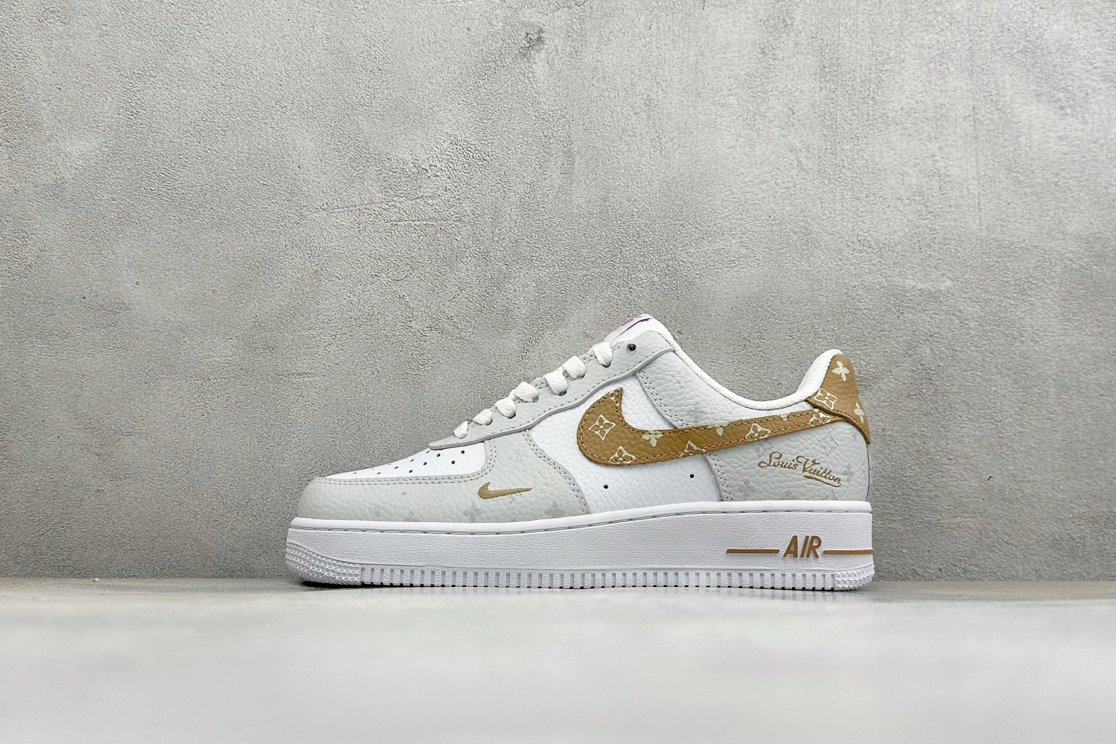 轻奢格调 上脚吸睛 AIR FORCE 1，灰白拼色融合复古暗纹印花，棕色调Swoosh辨识度十足，搭配圆形R标金属吊饰