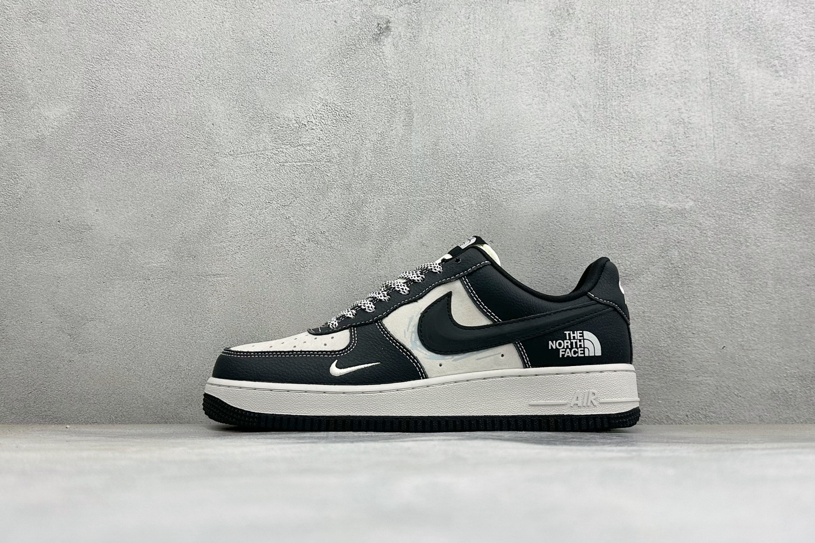 Nike Air Force 1 Low 北面联名空军 经典 Air Force 1 版型，融合户外品牌元素，黑白米三色