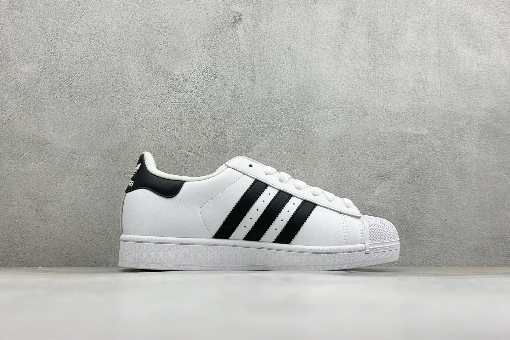 Adidas Originals SUPERSTAR W 贝壳头系列 三叶草低帮经典百搭休闲运动板鞋 货号：IH8659